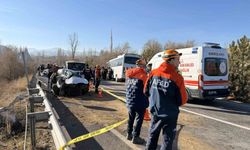 Otomobil ile midibüs çarpıştı