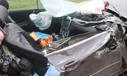 Tıra çarpan otomobil adeta ezildi