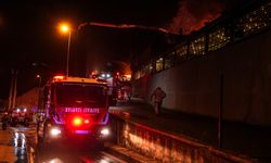 Üsküdar'da metruk binada çıkan yangına müdahale ediliyor