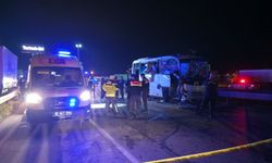 Amasya'da cezaevi nakil aracının, kaza yapan araçlara çarpması sonucu 23 kişi yaralandı