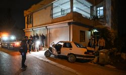 Adana'da kamyonete ve iş yerinin duvarına çarpan otomobildeki çocuk öldü