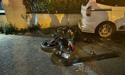 Ataşehir'de yolcu servisine çarpan motosikletteki 2 kişi yaralandı