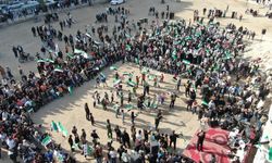 Suriye halkı, 61 yıllık Baas rejiminin devrilmesinin birinci yıl dönümünü kutluyor