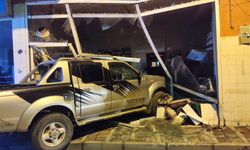 İzmir'de kontrolden çıkan pikap iş yerinin deposuna girdi