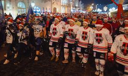 Slovakya’nın Kosice kentinde yüzlerce kişi geleneksel Noel Baba koşusuna katıldı