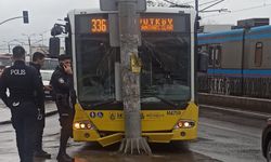 Sultangazi'de İETT otobüsü kayganlaşan yolda kaza yaptı