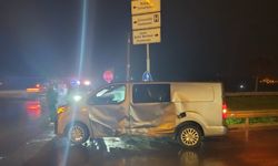 Kocaeli'de hafif ticari araç ile otomobilin çarpıştığı kazada 3 kişi yaralandı