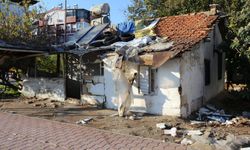 Antalya'da bir evden 2 kamyon çöp çıktı