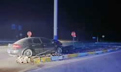 Konya’da otomobilin tabela direğine çarpması sonucu 3 kişi yaralandı