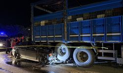 Adana'da kamyona çarpan otomobildeki 1 kişi öldü, 2 kişi yaralandı