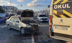 Balıkesir’de öğrenci servis minibüsü ile otomobil çarpıştı: 4’ü öğrenci 8 yaralı