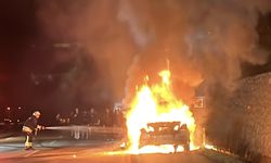 Samsun'da seyir halinde alev alan lüks otomobil kullanılamaz hale geldi