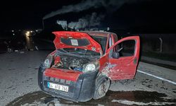 Uşak'ta hafif ticari araç ile otomobilin çarpıştığı kazada 6 kişi yaralandı