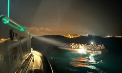 İzmir açıklarında motor arızası yapan lastik bottaki 68 düzensiz göçmen kurtarıldı