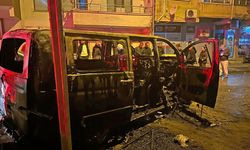 Yalova’da park halindeki minibüste çıkan yangın 3 araca daha zarar verdi