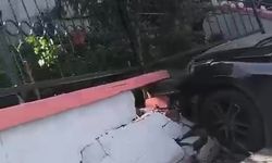 El freni çekilmeyen otomobil bahçe duvarını yıktı