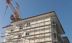 İntihar girişiminde bulunan arkadaşlarına aldırış etmeden çalışmaya devam ettiler