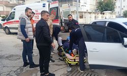 Antalya'da hafif ticari araç ile otomobil çarpıştı: 1 yaralı