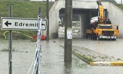 Edremit'te sağanak yağış hayatı felç etti