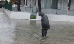 Burhaniye'de sağanak yağış yolları göle çevirdi, bazı evlerin bodrumlarını su bastı