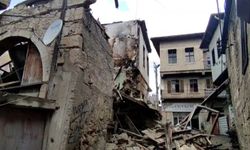 Daha önce yangında zarar gören eski bina yağışlı havada çöktü