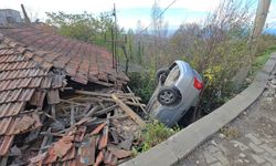 Zonguldak'ta kontrolden çıkan otomobil evin çatısına uçtu