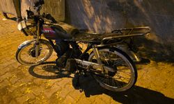 Siverek'te apartmanın girişine park edilen motosiklet yandı