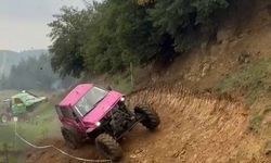 Off-road yarışında kontrolden çıkan araç takla attı
