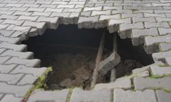 Burhaniye de çöken kanalizasyon borusu yol kapattırdı