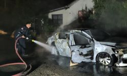 Antalya'da park halindeyken alev alan araç küle döndü