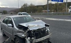 Bilecik'te otomobil beton bariyerlere çarptı: 2 yaralı