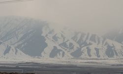 Yüksekova’nın etrafını çevreleyen dağlar beyaza büründü