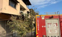 Kırıkhan’da çatıda mahsur kalan kediyi itfaiye kurtardı