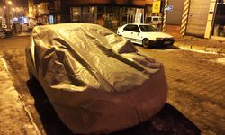 Dondurucu soğuklara karşı araçlar battaniye ve brandayla korunuyor