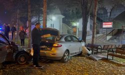 Kaza yapan otomobiller cami bahçesine girdi