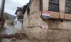 Denizli’de metruk kerpiç binanın duvarı çöktü