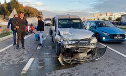 Arızalanan park halindeki otomobile hafif ticari araç çarptı: 2 yaralı