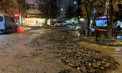 Küçükçekmece’de yağmur sonrası çöken yolda, araçlar çukura düştü