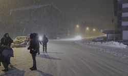 Uludağ'da yoğun kar var...Ekipler yolların kapanmaması için aralıksız çalışıyor