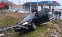 Muş-Bitlis kara yolunda 2 otomobil çarpıştı: 3 yaralı