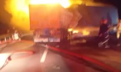 Manisa’da kaza yapan tırlar alev aldı