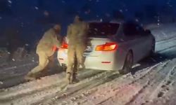 Muş-Bulanık yolunda ulaşıma kar engeli: Jandarma ekipleri mahsur kalan araçları tek tek kurtardı