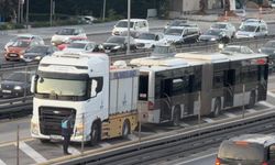 Küçükçekmece'de metrobüs yangını