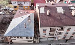 İki bina arasında sıkışan 2 metre enindeki metruk ev dikkat çekiyor