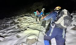 Karla kaplı dağa tırmanıp mahsur kalan 3 arkadaş kurtarıldı