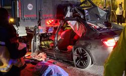 Lüks otomobil kamyona ok gibi saplandı: 1 ölü, 2 yaralı