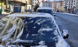 Hakkari’de araç camları buz tuttu