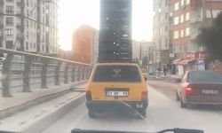 Otomobilin tavanında sebze kasaları taşıdı, trafiği tehlikeye attı