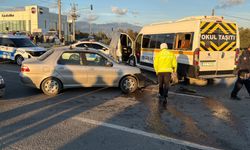 Balıkesir’de öğrenci servisi ile otomobil çarpıştı: 7 yaralı