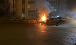 İstinat duvarına çarpan otomobil alev aldı
